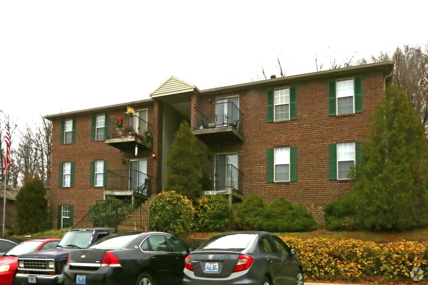 3130 Saint Anthony Gardens Dr, Louisville, KY à vendre - Photo du bâtiment - Image 2 de 76