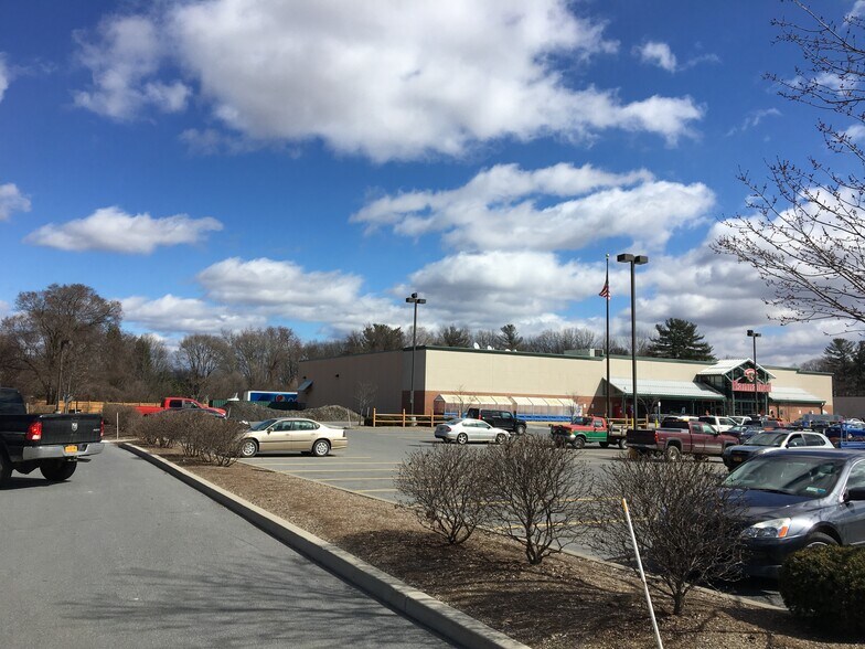 3758 Burgoyne Ave, Hudson Falls, NY à louer - Photo du bâtiment - Image 2 de 8