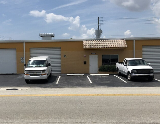 1044 NE 44th St, Oakland Park, FL for lease - Building Photo - Image 1 of 4