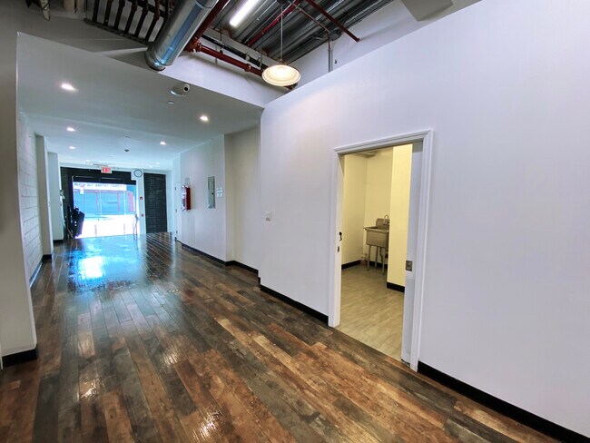 Plus de détails pour 2147 Second Ave, New York, NY - Commerce de détail à louer