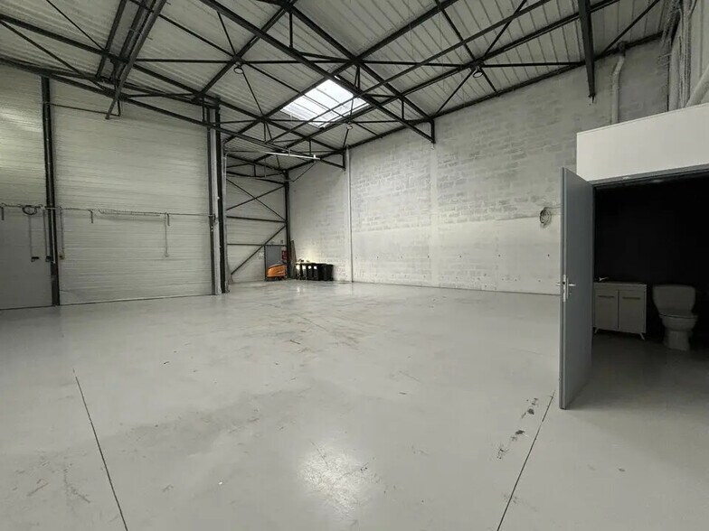 Flex in Saint-Priest for lease - Interior Photo - Image 3 of 11