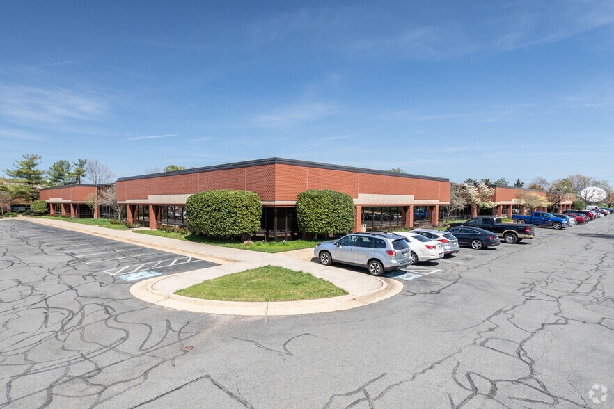 45472 Holiday Dr, Dulles Town Center, VA for lease - Building Photo - Image 1 of 2