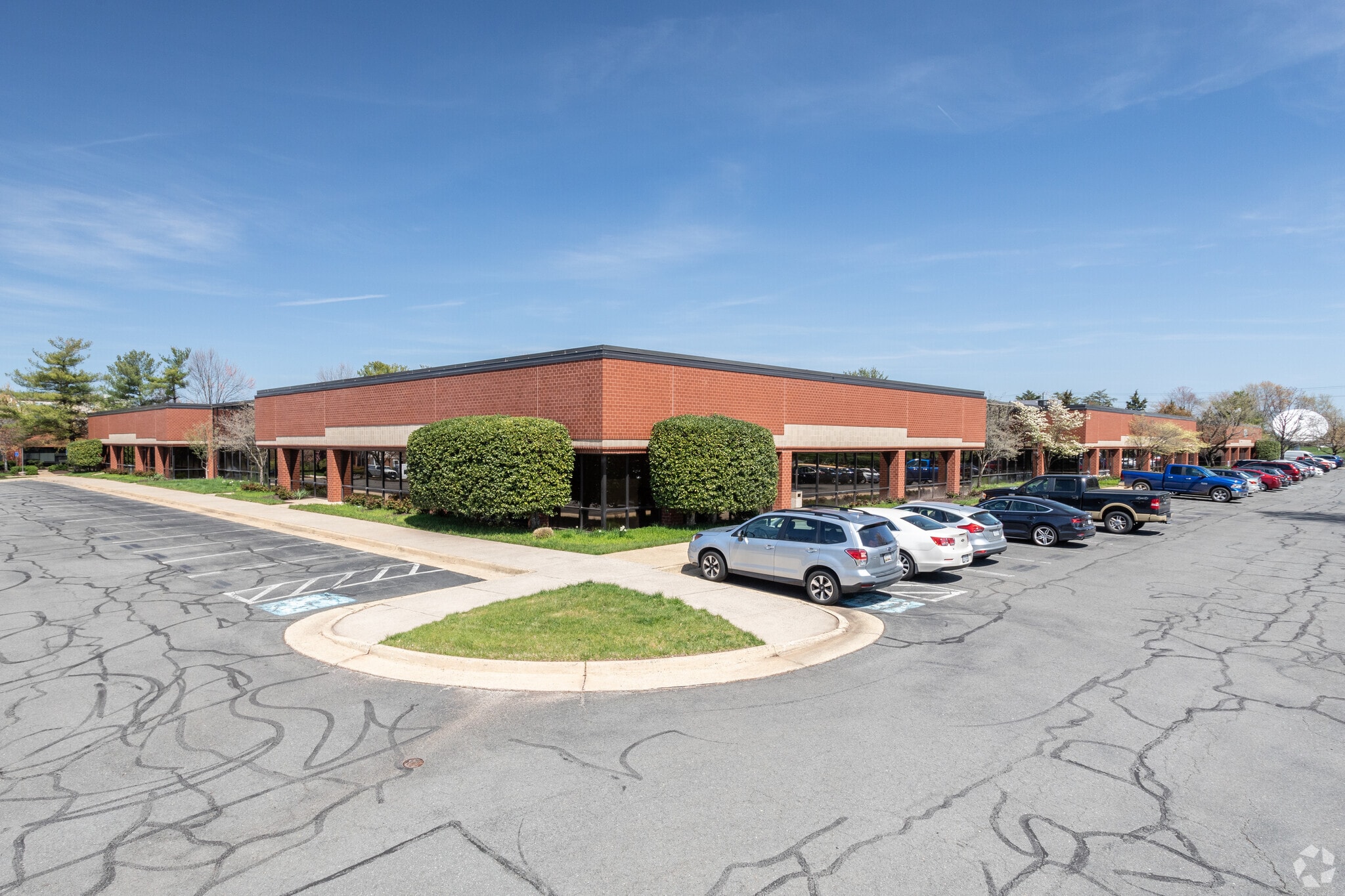 45472 Holiday Dr, Dulles Town Center, VA for lease Building Photo- Image 1 of 3