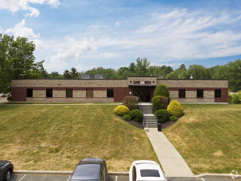 36 British American Blvd, Latham, NY à louer - Photo du bâtiment - Image 2 de 7