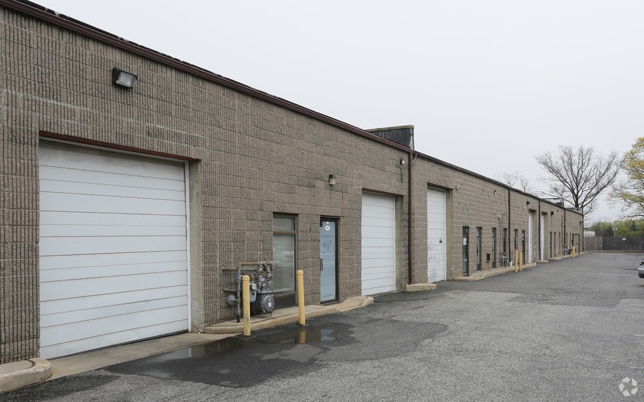 305 Knickerbocker Ave, Bohemia, NY for lease - Building Photo - Image 3 of 16