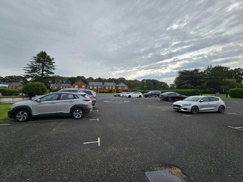 Hall Dr, Middlesbrough à louer - Photo du bâtiment - Image 2 de 2