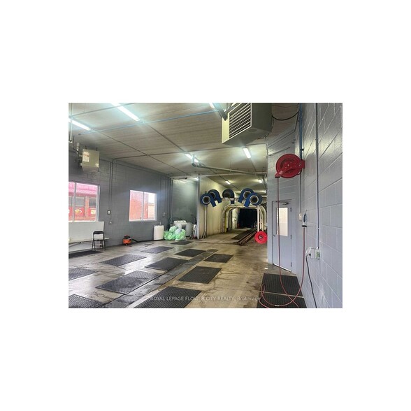 355 Rexdale Blvd, Toronto, ON à vendre - Photo du bâtiment - Image 3 de 4