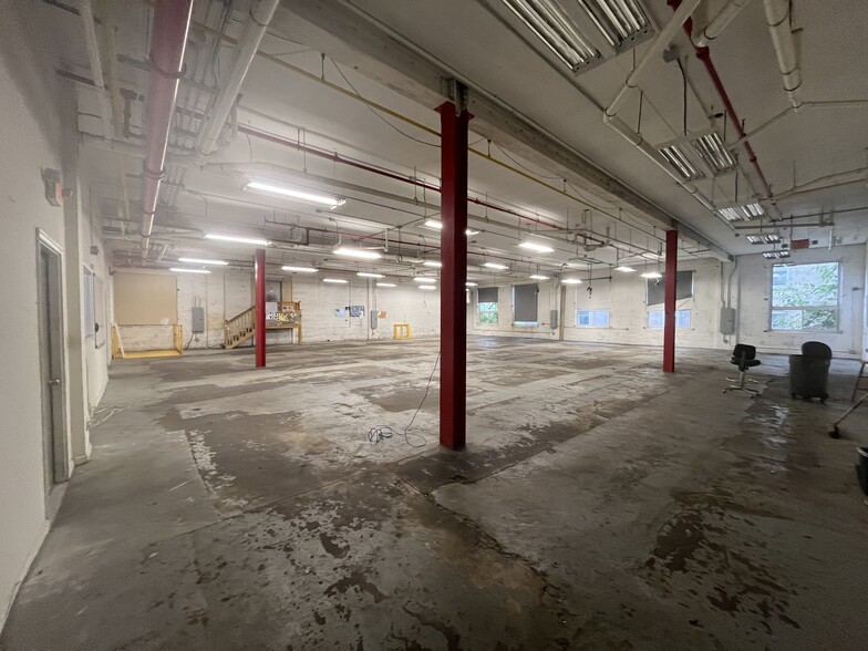 235 Orient Ave, Jersey City, NJ for lease - Building Photo - Image 3 of 9