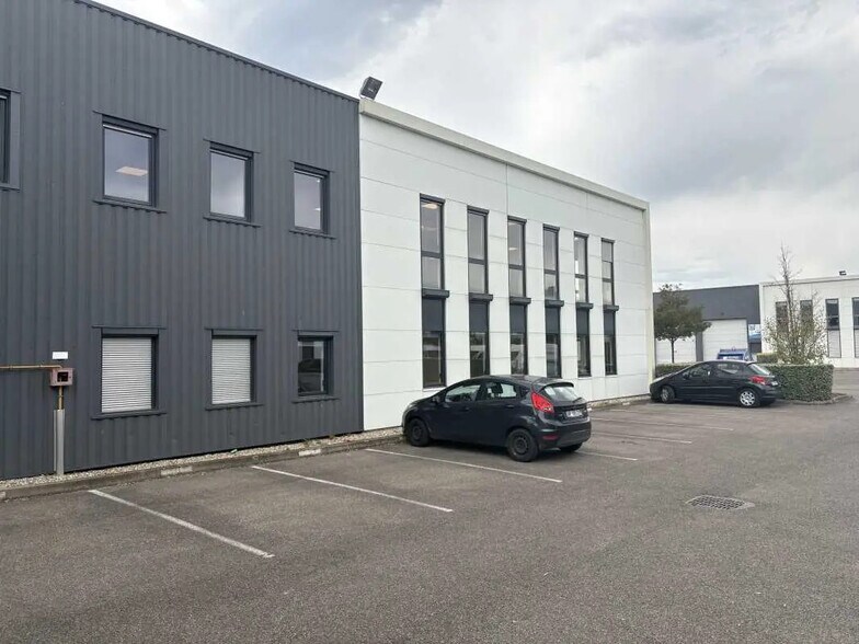 Flex dans Vénissieux à louer - Photo du bâtiment - Image 2 de 9