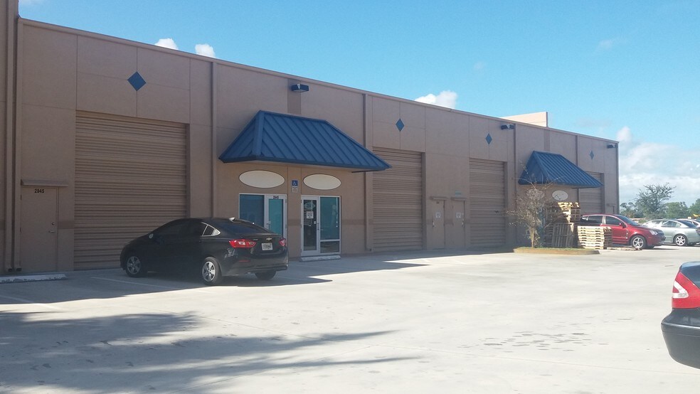 2927-2947 SE Gran Park Way, Stuart, FL à louer - Photo du bâtiment - Image 2 de 4