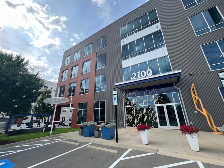 2100 S Tryon St, Charlotte, NC à louer - Photo du bâtiment - Image 2 de 4