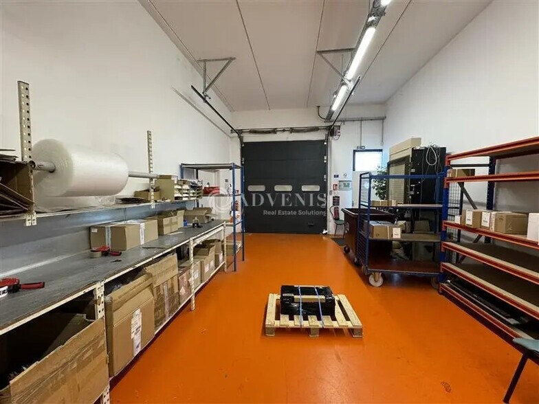 Flex in Croissy-Beaubourg for lease - Interior Photo - Image 2 of 7