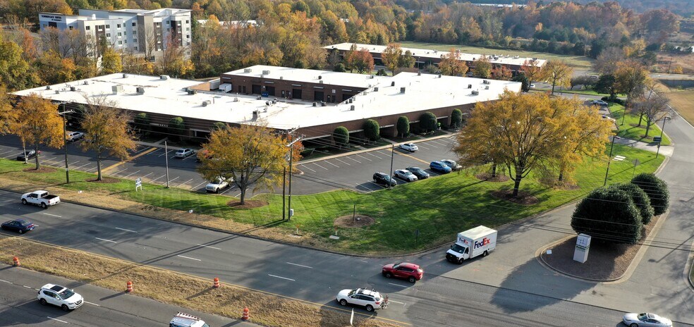 377 Rubin Center Dr, Fort Mill, SC à louer - Photo du bâtiment - Image 2 de 9