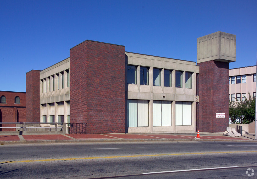 150 Main St, Pawtucket, RI à vendre - Photo du bâtiment - Image 1 de 1