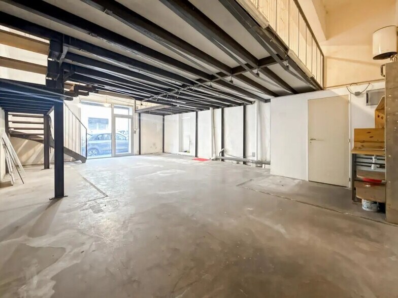 Retail in Marseille for lease - Interior Photo - Image 1 of 8