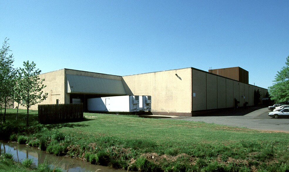 1200 Milik St, Carteret, NJ à louer - Photo du bâtiment - Image 2 de 7