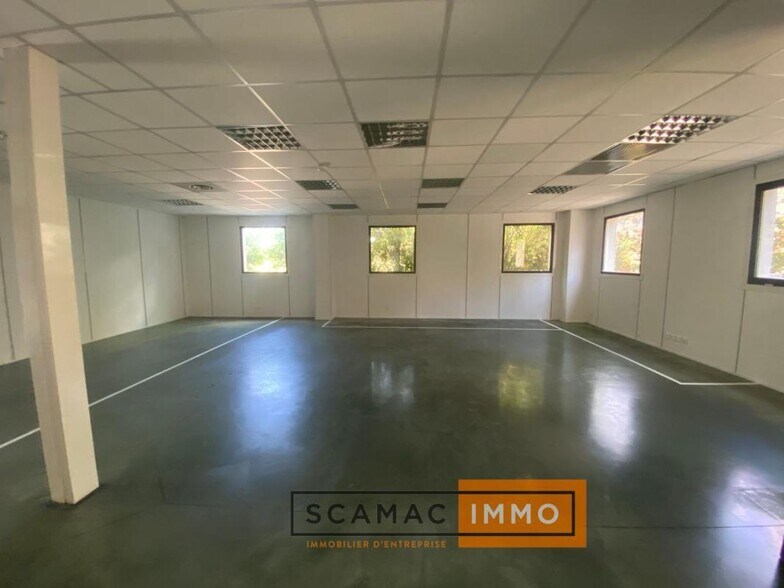 Flex in LES MILLES for lease - Interior Photo - Image 1 of 9