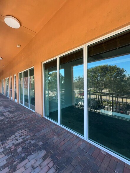 5911 NW 173rd Dr, Hialeah, FL à louer - Vidéo sur l’inscription commerciale - Image 2 de 22