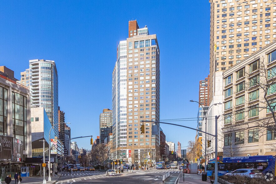 150 Columbus Ave, New York, NY for lease - Building Photo - Image 2 of 11