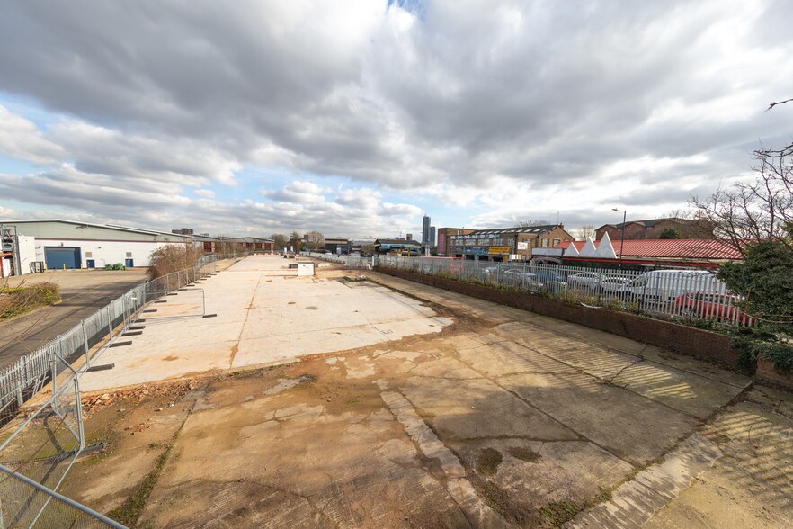 Coronation Rd, Londres à louer - Photo du bâtiment - Image 2 de 3