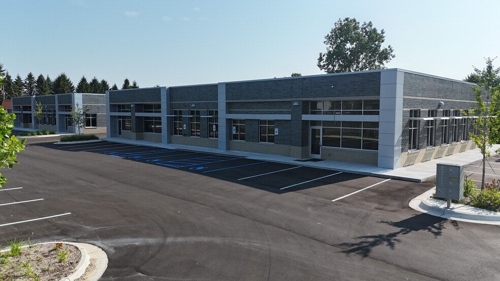 26800 Pontiac Trl, South Lyon, MI à louer - Photo du bâtiment - Image 2 de 4