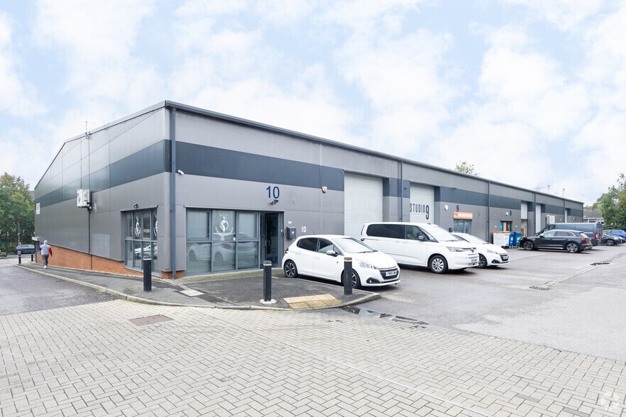 Fishponds Rd, Wokingham for lease - Building Photo - Image 1 of 16