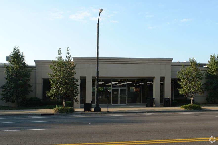 204 E Market St, Louisville, KY for lease - Building Photo - Image 3 of 7