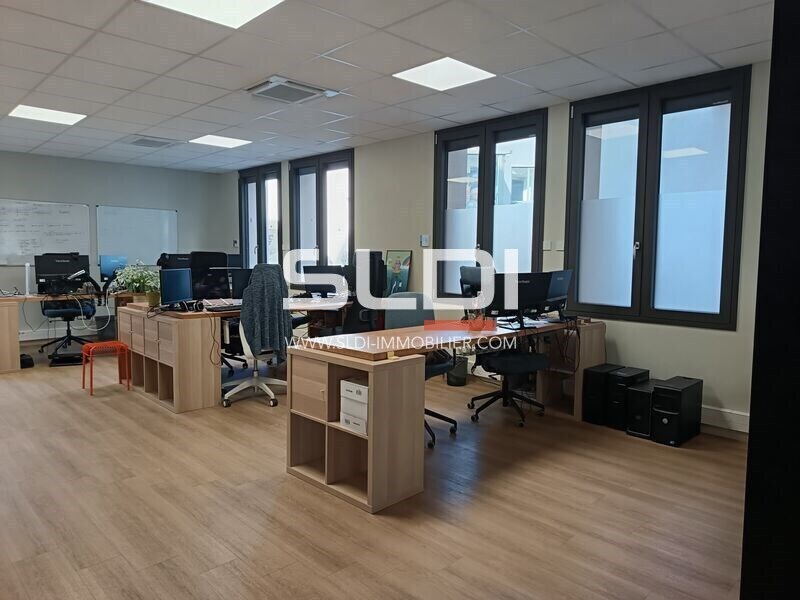 Retail in Villeurbanne for lease Building Photo- Image 1 of 6