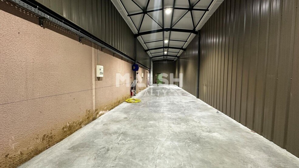 Flex in Arnas for lease - Interior Photo - Image 1 of 4