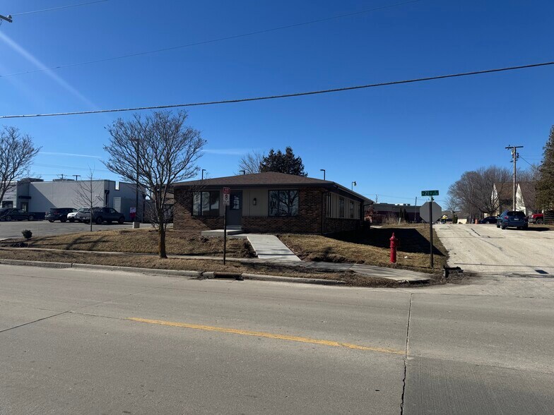 2722 N 21st St, Sheboygan, WI à vendre - Photo du bâtiment - Image 2 de 14