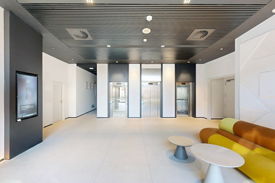 Calle de Santa Leonor, 65, Madrid, Madrid for lease - Matterport 3D Scan - Image 3 of 27