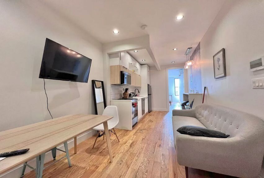 879 Cypress Ave, Flushing, NY à vendre - Photo intérieure - Image 2 de 15