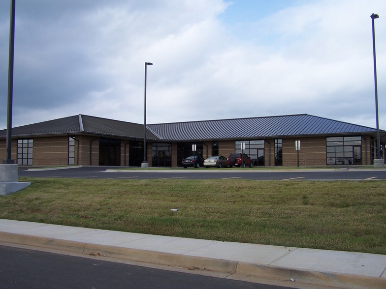 2411 Fayetteville Rd, Van Buren, AR for lease - Building Photo - Image 1 of 4