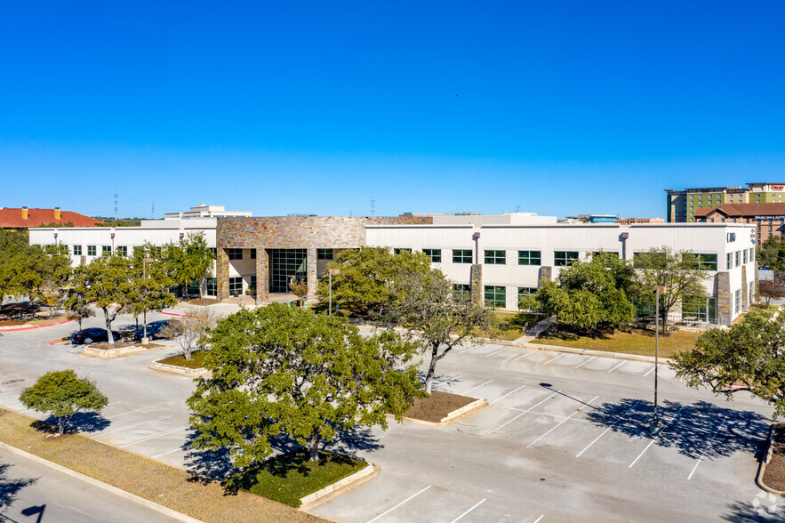 227 N Loop 1604 E, San Antonio, TX à louer - Photo du bâtiment - Image 1 de 20