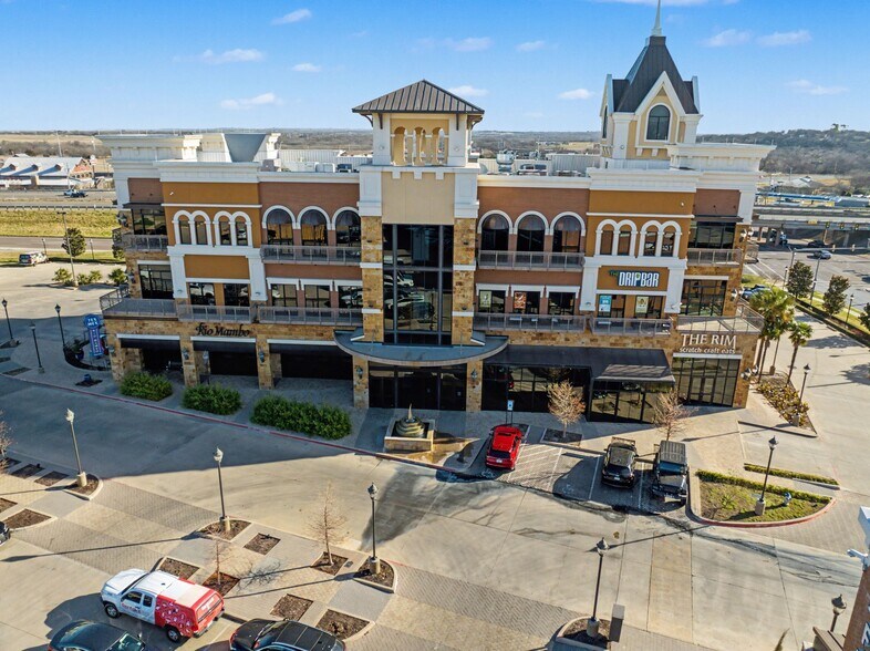 295-307 E Renfro St, Burleson, TX à louer - Photo du bâtiment - Image 2 de 20