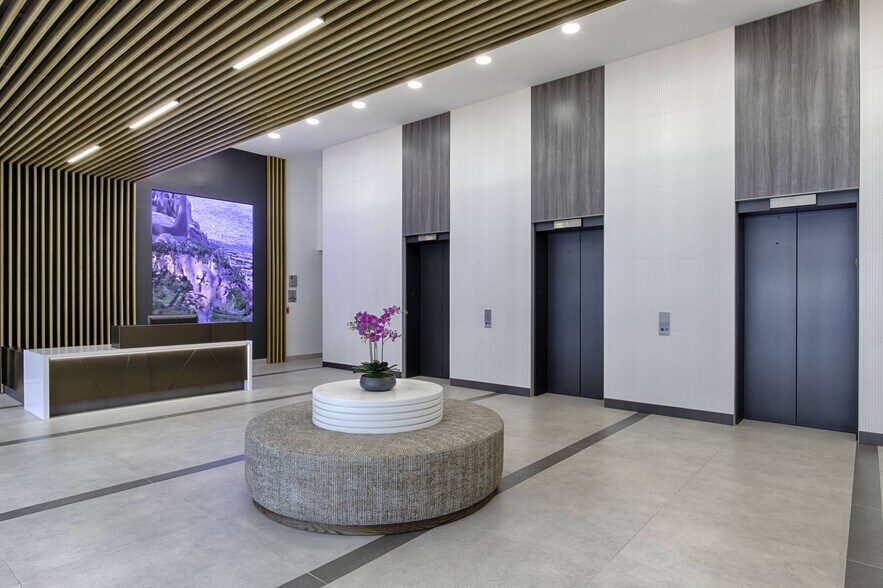 100 N Central Expy, Richardson, TX à louer - Hall d’entrée - Image 3 de 31