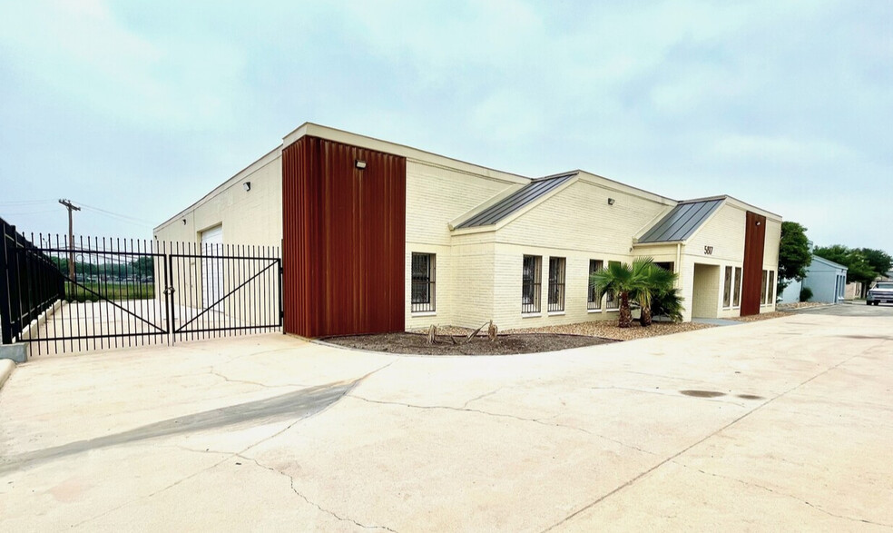 5817 E La Colonia, San Antonio, TX for lease - Building Photo - Image 2 of 14