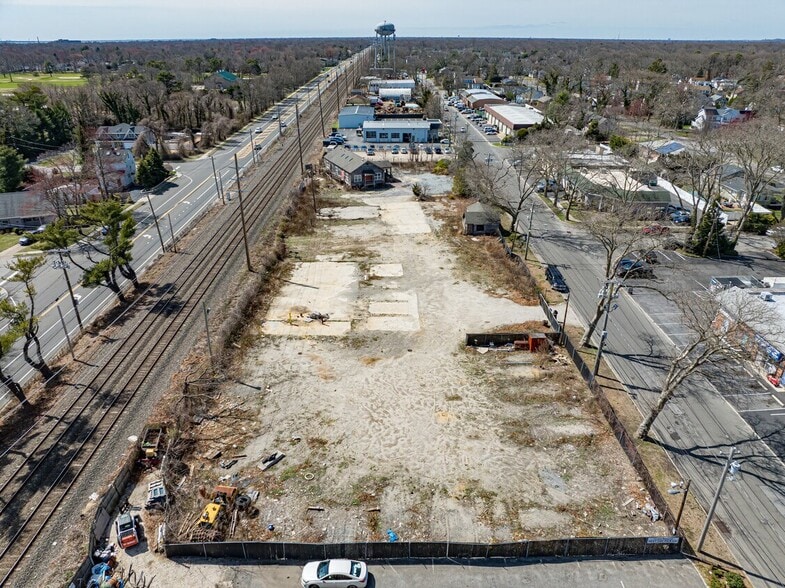 245 Orinoco Dr, Brightwaters, NY à vendre - Photo du bâtiment - Image 1 de 5