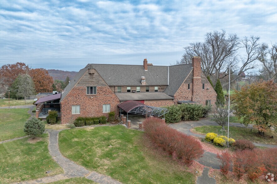 1299 Lane Ave, Natrona Heights, PA à vendre - Photo du bâtiment - Image 1 de 4