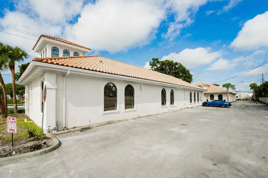 2120 N Dixie Hwy, Boca Raton, FL à louer - Photo du bâtiment - Image 2 de 24