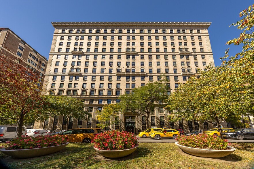 580 Park Ave, New York, NY à vendre - Photo du bâtiment - Image 2 de 7