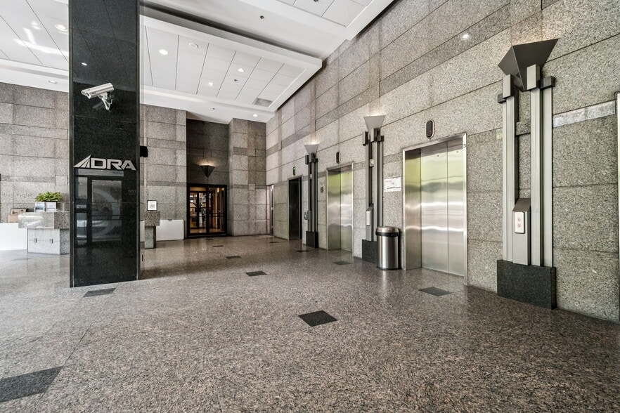 555 Boul René-Lévesque O, Montréal, QC à louer - Photo du bâtiment - Image 2 de 8