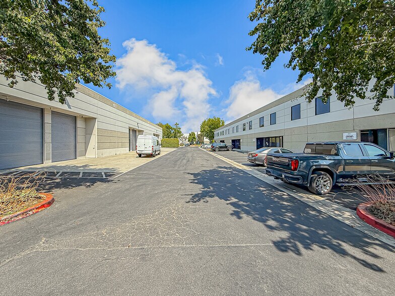 2362 E Sturgis Rd, Oxnard, CA à vendre - Photo du bâtiment - Image 2 de 13