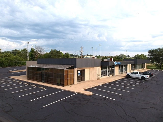 2847-2861 S Kansas Ave, Topeka, KS for lease - Building Photo - Image 2 of 4