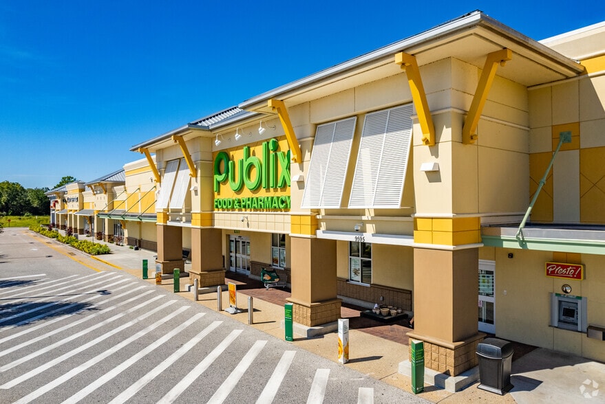9595 Commercial Way, Weeki Wachee, FL for lease - Building Photo - Image 1 of 7