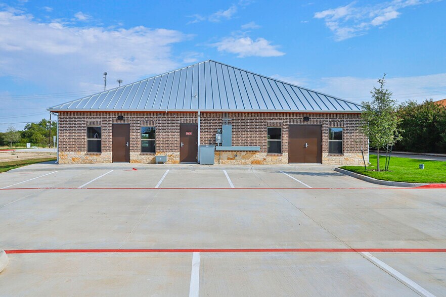 1660 W Chapman Dr, Sanger, TX à louer - Photo du bâtiment - Image 3 de 19