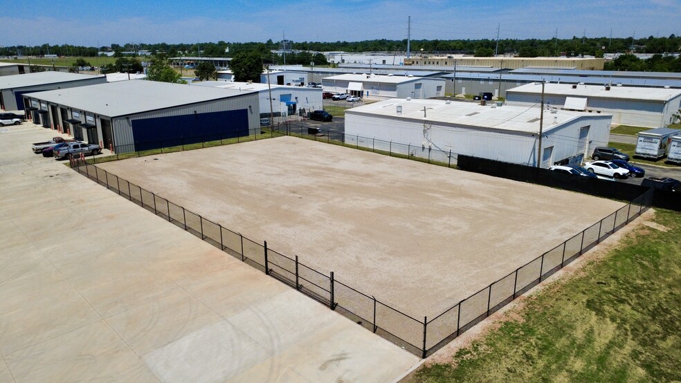 32 N Rockwell Ave, Oklahoma City, OK for lease - Primary Photo - Image 1 of 5