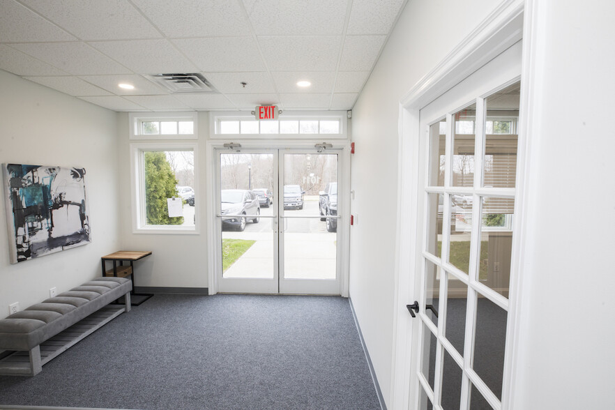 1011 Osgood St, North Andover, MA for lease - Lobby - Image 3 of 8