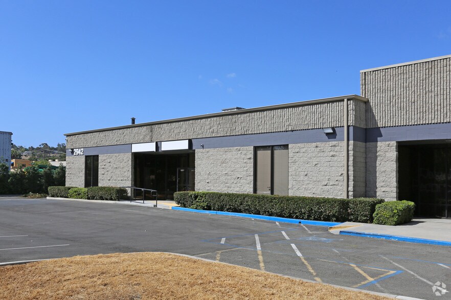 2942 Industry St, Oceanside, CA à louer - Photo du bâtiment - Image 3 de 4
