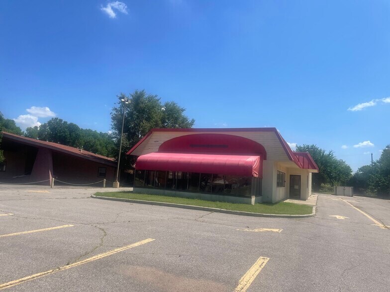 8 E Main St, Yukon, OK à louer - Photo du bâtiment - Image 3 de 7